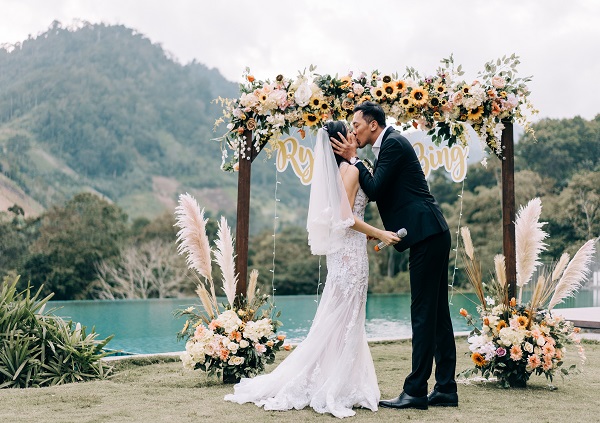 Sunshine Sunflower Outdoor Wedding